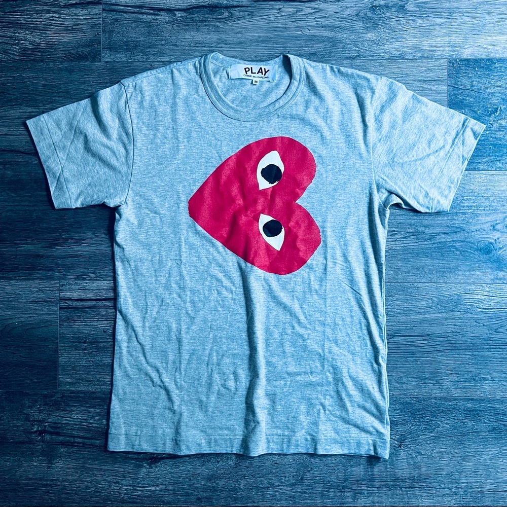 *SOLD* Comme des Garçons PLAY, Grey Heart Logo Graphic Tee, M (fits like S…